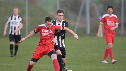 Bild: ref
Die DJK Ensdorf (rote Trikots) hat im Saisonendspurt den großen Vorteil, nur noch einmal auswärts, aber fünfmal zu Hause zu spielen.