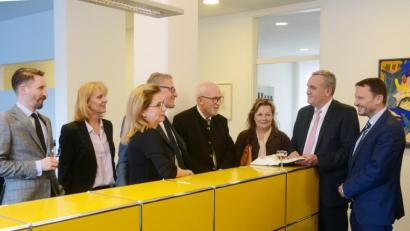 Bild: Gabi Schönberger
Freuen sich auf die künftige Zusammenarbeit: (von links) Norbert Gicklhorn, Martina Seydler, Alexandra und Lutz Rittmann, Hermann Hubmann mit Ehefrau Lisa, Oberbürgermeister Kurt Seggewiß und Bürgermeister Jens Meyer.