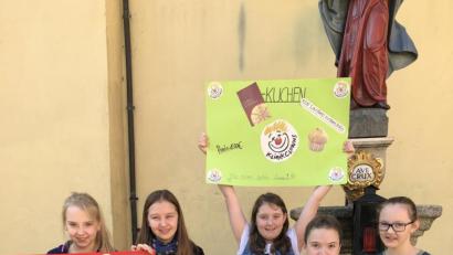 Bild: Foto: Sabine Schmidberger/exb
Die Firmlinge verkaufen besondere Muffins. Der Erlös geht an die Klinik-Clowns.