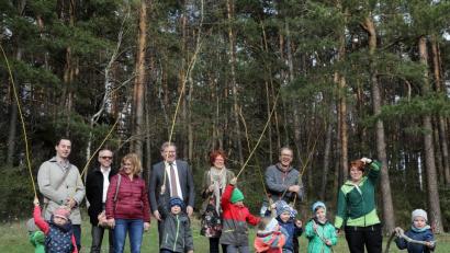 Bild: Wolfgang Steinbacher
Auf dieser Lichtung entsteht der Waldkindergarten der Firma Baumann. Den Kindern, die mit ihren Eltern zur Infoveranstaltung gekommen sind, gefällt es. Auch BRK-Kreisgeschäftsführer Sebastian Schaller (von links), Jugendamtsleiter Thomas Boss, Anja Hopf vom BRK, Oberbürgermeister Michael Cerny, Annette Baumann, Inhaber Georg Baumann sowie die Leiterin des Kainsrichter Waldkindergartens, Sabine Lindner, sind von der Lage angetan.
