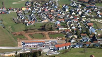 Bild: Bernd Georgi
Hinter der Norma (länglicher Bau) wird mit der Erschließung von 15 neuen Parzellen begonnen, die im voraussichtlich im Oktober bebaut werden können. Darüber ist „An den Himmelsweihern 2“ in Planung. 	Bild: Bernd Georgi