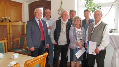 Bild: exb
Ortsvorsitzender Anton Gareis (von links) stellt sich mit Helmut Schusser, Walter Lang, Kreisvorsitzendem Josef Rewitzer, Babette Murr, Emmi Murr und Bruno Murr zu einem Erinnerungsfoto auf.