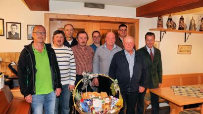 Bild: bsc
Der neue Vorstand der Jagdgenossenschaft Friedenfels mit Vorsitzendem Herbert Wiese (Vierter von rechts) und den Jagdpächtern Eberhard Freiherr von Gemmingen-Hornberg (rechts) und Jens Ullmann (Dritter von rechts) dankten Erwin Bächer (Zweiter von rechts) für sein Engagement als Hauptkassier und überreichten einen großen Geschenkkorb.
