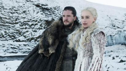 Kit Harington als Jon Snow und Emilia Clarke als Daenerys Targaryen in einer Folge der Serie „Games of Thrones“. Foto: Sky/Archivbild
