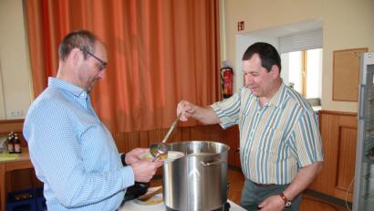 Bild: wro
Ein Teller Suppe für einen guten Zweck, da half man gerne mit. Horst Straub (rechts) griff fleißig zur Schöpfkelle.
