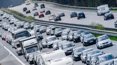 Bild: Markus Scholz
Autos stauen sich auf einer Autobahn. Foto: Markus Scholz/Archivbild