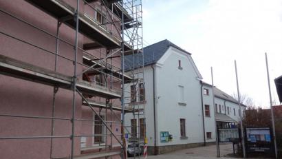 Bild: fjo
Am gemeindeeigenen Gebäude Kirchplatz 1 (links) sind die Sanierungsarbeiten in vollem Gange. Gleiches gilt für den Kellerbereich des Rathauses (dahinter).