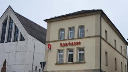 Bild: ü
Die Geschäftsstelle der Sparkasse im Marktzentrum ist nach den Worten von Vorstandsvorsitzendem Josef Pflaum nachhaltig gesichert.
