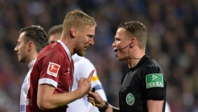 Bild: agentur_dpa
Hanno Behrens (links) war gar nicht mehr zu beruhigen: Schiedsrichter Robert Kampka erkannte ihm ein reguläres Tor ab. Zum allem Überfluss verschoss der Club-Kapitän auch noch einen Elfmeter.