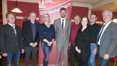 Bild: rn
Bürgermeistertreffen zur Kandidatenkür von Thomas Ott (Mitte): Es gratulierten (von links) Werner Walberer (Pressath), Jürgen Kürzinger (Kirchenthumbach) und (von rechts) Günter Stich (Floß) sowie Kreisrat Dominik Brütting (Kirchenthumbach). Karolina Forster, Bürgermeister Peter Lehr und Karin Blendinger-Betzl wurden zu Delegierten für verschiedene Parteigremien gewählt.