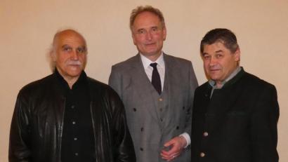 Bild: faa
Jeff Beer (links), Präsident des Rotary-Clubs Stiftland, gewann den Berliner Arzt Jan Matussek (Mitte) für eine Info-Veranstaltung in der Burg Falkenberg. Foundation-Beauftragter Hubert Rustler (rechts) organisierte den Vortrag.