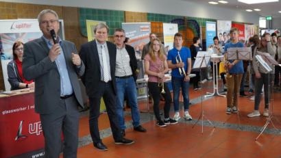 Bild: weu
Nach der Eröffnung der siebten Ausbildungsmesse durch die Bläsergruppe begrüßte Rektor Werner Winderl (zweiter von links) besonders Projektleiter Bernhard Helmstreit (dritter von links) und den Leiter der Arbeitsagentur Schwandorf, Markus Nitsch (links), der ein Wort an die Schüler richtete.