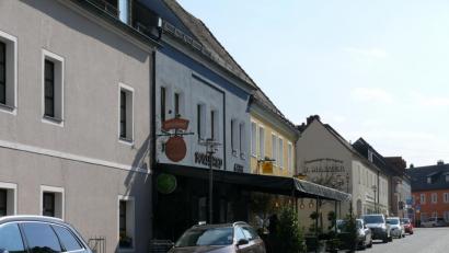 Bild: kgg
Mehrheitlich gebilligt wurde der nachgereichte Bauantrag für die Überdachung des Cafés in der Prinzregent-Luitpold-Straße.