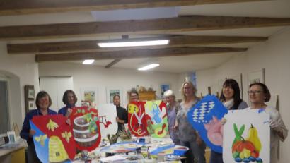 Bild: jzk
Große Mühe gab sich die Künstlergruppe MALWAS beim Anfertigen der Zunftbilder für den Kemnather Maibaum.