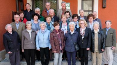 Bild: do
Herzlich und informativ zugleich war die Wiedersehensfeier der Oberbibracher Geburtsjahrgänge 1940 bis 1945. Zu einem Gruppenfoto traf man sich vor dem Alten Schulhaus.