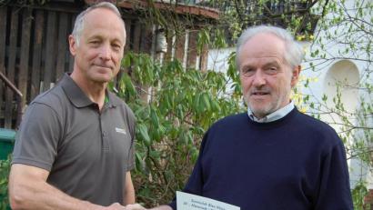 Bild: sm
Reinhold Kindl, Abteilungsleiter des Tennisclubs (links), ernennt Leopold Seibold (rechts) zum Ehrenmitglied.