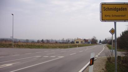Bild: ral
Um den Verkehr an der Staatsstraße 2040 von dem Bereich bei Vierbruckmühle in Richtung Trisching/Etsdorf bis zur Einfahrt auf die Autobahn A6 ging es in einem Redebeitrag. Als erste Sofortmaßnahme sollte es eine dauerhafte Geschwindigkeitskontrolle geben, hieß es. Desweiteren sollten zwei Kreisverkehre gebaut werden.