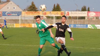 Bild: gb
Nach dem 0:1 gegen den TSV Neudrossenfeld sind Kevin Krassa (rechts) und der SV Mitterteich daheim gegen das Schlusslicht TSV Sonnefeld gefordert. Alles andere als ein Sieg wäre eine riesige Enttäuschung.