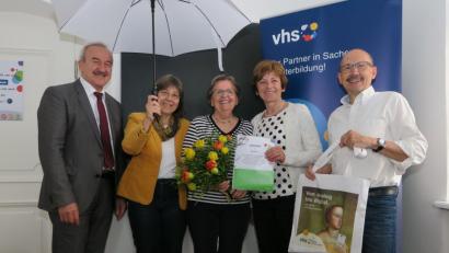 Bild: Hirsch
Maria Gut (Mitte) ist die "Teilnehmerin des Jahres 2018" der Volkshochschule Schwandorf. Für ihren Eifer bekam sie reichlich Geschenke.