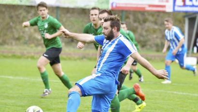 Bild: Hubert Ziegler
Der SV Freudenberg (im Bild vorne Gerhard Schießlbauer) hat fünf der letzten sieben Spiele gewonnen, zu Platz zwei in der Kreisliga Süd sind nur noch fünf Punkte Rückstand. Am 21. Spieltag steht das Derby beim TuS/Hirschau auf dem Programm.