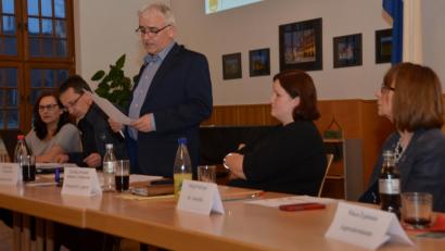 Bild: dob
KjR-Vorsitzender Rupert Seitz gab den Teilnehmern der Frühjahrsvollversammlung einen Überblick über das Angebot. Belinda Schöner von der Geschäftsstelle, Geschäftsführer Martin Neumann, stellvertretende Vorsitzende und Vertreterin der Evangelischen Jugend, Christina Ponader, und stellvertretende Landrätin Margit Kirzinger (von links) hören zu.