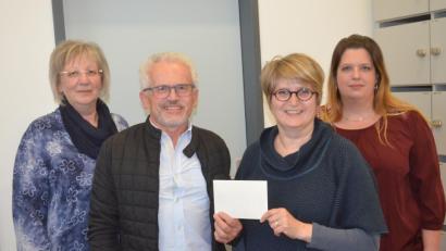 Bild: fz
Andrea Leicht (von links), Alfred Wulfänger und Sonja Lehner übergeben 400 Euro Spende an Elke Lauterbach (von rechts).