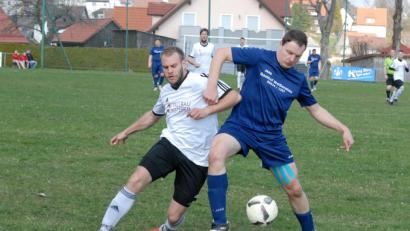 Bild: gb
Souverän behauptete sich der ATSV Tirschenreuth (weiße Trikots) in der Vorwoche bei der SG Fuchsmühl.