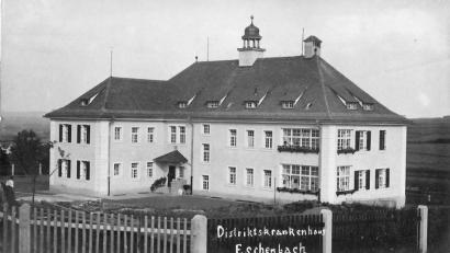 Bild: hev
Das 1912 in der Jahnstraße errichtete Distriktskrankenhaus Eschenbach auf einer Postkarte aus der damaligen Zeit: Diese ist in der Sonderausstellung im Museum "Beim Taubnschuster" zu sehen, die morgen, Sonntag, endet.