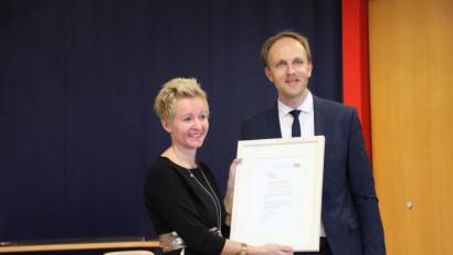 Bild: ads
Groß war die Freude bei Rektorin Michaela Bergmann, als ihr Schulrat Stephan Tischner offiziell den Modus-Status für die Grund- und Mittelschule Schnaittenbach verlieh.