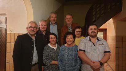 Bild: tok
Die Siedlergemeinschaft kann auf viele gemeinsame Jahre zurückblicken. Von links: Rudolf Schopper, Karl Schedl, Arthur Weber (oben), Veronika Haubner (unten), Walter Trauner (oben), Agnes Meindl (unten), Beate Trauner, Markus König.