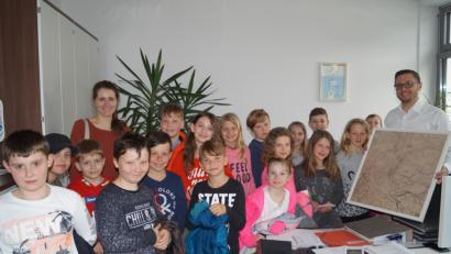 Bild: du
Die Viertklässler der Grundschule Schirmitz mit ihrer Heimat- und Sachkundelehrerin Katharina Koch (hinten, links) besuchen bei ihrer Visite im Rathaus auch Bürgermeister Ernst Lenk in seinem Amtszimmer.