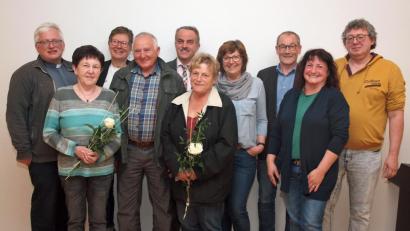 Bild: sön
Gemeinsam mit Peter Pilz, dem Sprecher des Führungsteams, zeichnete Birgit Bauer vom Führungsteam (von rechts) Christa Donhauser, Michaela Bauer, Georg Donhauser, Adalbert Obermeier, Eva-Maria Kölbl und Anneliese Obermeier (ab Zweitem von links) für langjährige Mitgliedschaft aus. Präses Pfarrer Gottfried Schubach (links) und Bürgermeister Erwin Geitner (Dritter von rechts) gratulierten.