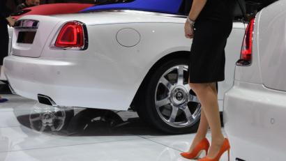 Bild:  Uli Deck/dpa
Eine Hostess steht an einem Rolls Royce Inspired by Fashion der beim Autosalon in Genf präsentiert wird.