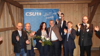 Bild: rti
Die CSU applaudiert ihrem Landratskandidaten Roland Grillmeier (Mitte). Von links: stellvertretender Landrat Alfred Scheidler, Fraktionsvorsitzender Toni Dutz, Claudia Grillmeier, Europakandidat Christian Doleschal, Landtagsabgeordneter Tobias Reiß und Neustadts Landrat Andreas Meier.