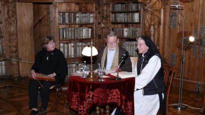 Bild: kgg
Beim Märchenabend im Bibliothekssaal des Klosters (von links): Jean Rustler, Ludwig Spreitzer und Äbtissin Laetitia Fech.
