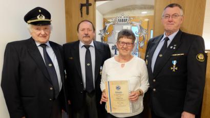 Bild: ohr
Stellvertretender Kreisvorsitzender Helmut Kramer (rechts) sowie Ehrenvorsitzender Ludwig Gerl und Ortsvorsitzender Max Braun (von links) zeichneten das Mitglied der Stullner Soldaten- und Kriegerkameradschaft, Dagmar Lula, mit Urkunde und der Treue-Nadel aus.