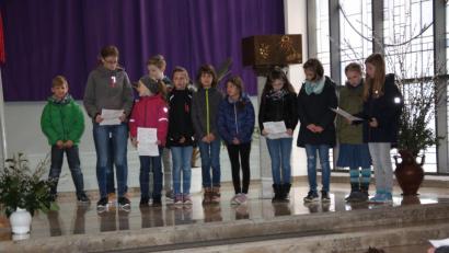 Bild: adj
Kinder der Pfarrei lesen am Palmsonntag im Familiengottesdienste erstmals die Passion.