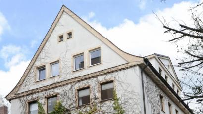 Bild: gf
Mit dem Abbruch des 93 Jahre alten Gebäude, in dem bis vor Kurzem Verwaltung und Heimleiterwohnung untergebracht waren, beginnen die Umbau- und Sanierungsarbeiten am Seniorenheim der Diakonie an der Hellstraße.