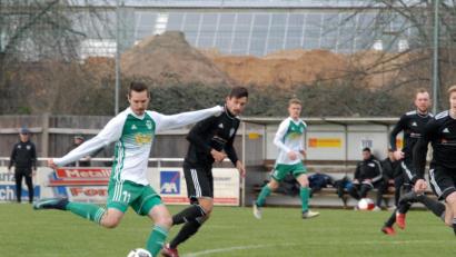 Bild: gb
Gleich schlägt's ein: Marco Kießling (links) trifft zum 1:0 für den SV Mitterteich gegen den TSV Sonnefeld.
