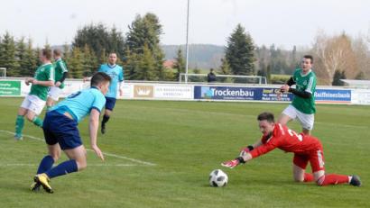 Bild: gb
Hiergeblieben! Mitterteichs Keeper Michael Schultes (rechts) sichert sich den Ball im Nachfassen gegen Max Hecht (links) vom TSV Konnersreuth. Die 0:4-Pleite gegen den neuen Tabellenzweiten konnte aber auch der Schlussmann nicht verhindern.
