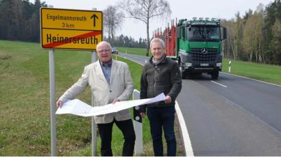 Bild: Fürk
Die Baudirektoren Henner Wasmuth (links) und Gerhard Kederer, stellten bei einem Pressetermin in Heinersreuth die Planungen für den Ausbau der St 2120 zwischen Heinersreuth und Engelmannsreuth vor.