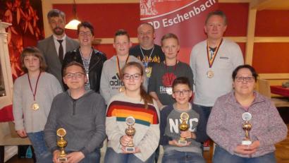 Bild: rn
Gregor Forster, Luisa Ulrich, Marc Üblacker und Tina Wittmann (von links) wurden Stadtmeister im Blasrohrschießen. Die Zweit- und Drittplatzierten erhielten Medaillen.