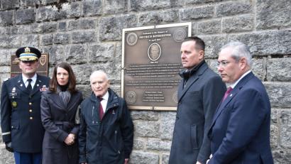 Bild: Alexander Pausch
Die Tafel erinnert an den evangelischen Theologen Dietrich Bonhoeffer (1906–1945) und erhebt die KZ-Gedenkstätte Flossenbürg zu amerikanischen Kulturerbe. Oberst Adam J. Boyd (von links), US-Generalkonsulin Meghan Gregonis, der Überlebende und Autor Jack Terry, US-Botschafter Richard Grenell und Paul Packer, Präsident der Kommission zur Bewahrung amerikanischen Kulturerbes.