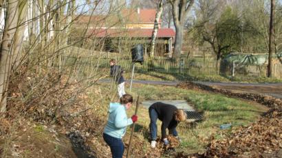 Bild: kro
In Hatzenreuth wurden jetzt die ins Dorf führenden Straßéngräben von Unrat. Die Aktion soll die Überschwemmungsgefahr bannen.