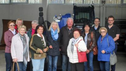 Bild: Dobmeier
Den neuen THW-Teleskoplader bestaunen die Besucher vom Bund der Berliner.