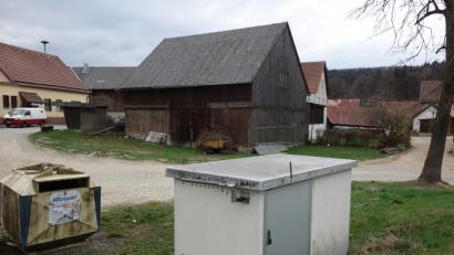 Bild: fjo
Anlieger Johannes Wolf ermöglicht durch ein Verlegen der Entwässerungsleitungen in seiner Zufahrt (rechter Bildrand) einen komplikationslosen Ausbau des gesamten Turnerplatzes (links) mit einer Asphaltierung in weiten Bereichen.