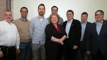 Bild: Hirsch
Wolfgang Wacker, Michael Bräu, Fabian Kraus, Claudia Mendel, Thomas Koller und Werner Schönberger (von links) bilden den neuen Vorstand der Schreiner-Innung Schwandorf. Rechts Kreishandwerksmeister Christian Glaab, Zweiter von rechts der bisherige Obermeister Anton Zimmermann.