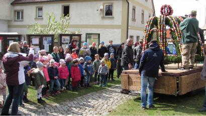 Bild: sei
Während die Männer der Kolpingsfamilie den geschmückten Brunnenaufsatz auf den Brunnen am Marktplatz hoben, sang der Kinderchor Pfiffikusbande unter Leitung von Susanne Hausmann.