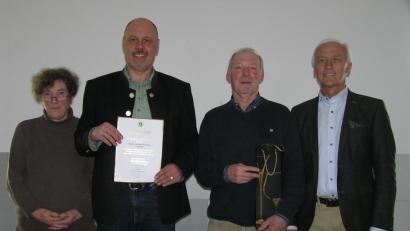 Bild: öt
Mit Eleonore Bauer (von links) besitzt der Imkereiverein Neusorg nun eine stellvertretende Schriftführerin. Vorsitzender Gerhard Schraml wurde für 15 Jahre Mitgliedschaft mit der bronzenen Ehrennadel geehrt und seinem Stellvertreter Karlheinz Wegmann mit einem Präsent zum Geburtstag gratuliert. Bürgermeister Peter König beglückwünschte sie.