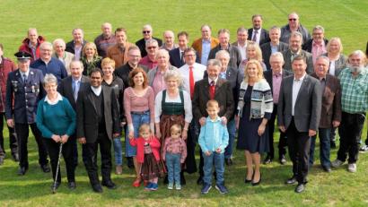 Bild: tu
Der Jubilar mit seiner Familie, den Vertretern der politischen und der kirchllichen Gemeinde, den Vereinsfunktionären und mit Weggefährten von Walbrunn aus Politik, Wirtschaft, Ämterbereich sowie Kultur.